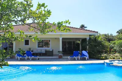 Image de Kids-Friendly gated residence with childen playground and several sports courts