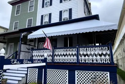 Image de Ocean Views, seconds to the beach, and a 5 minute walk to downtown shopping!