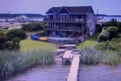 Image de Newly redecorated luxury home with stunning sunset views on the Roanoke Sound