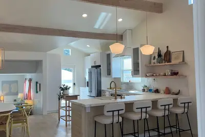 Image de Modern Airy Santa Monica Beach House, Dog Friendly, Walk to Shops!
