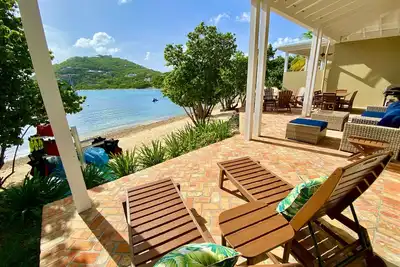 Image de Beachfront Luxury Villa-Jacuzzi, Kayaks, SUPs, Snorkel Gear, No Stairs, Near Town