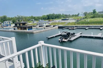 Image de Waterfront Luxury Boathouse Villa in 1000 Islands - Alexandria Bay