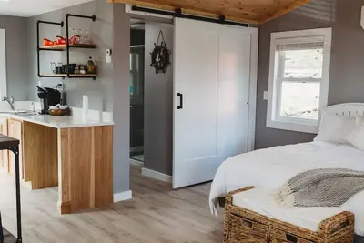 Image de Newly Renovated Cottage on Oak Orchard Creek