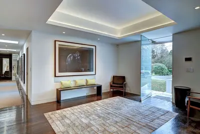 Image de Stunning 5 bedroom Vicente Wolf Designed Home South of Highway in Water Mill