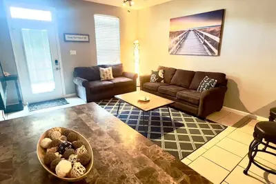 Image de 3br 3Bath Home Walking Distance of the Beach