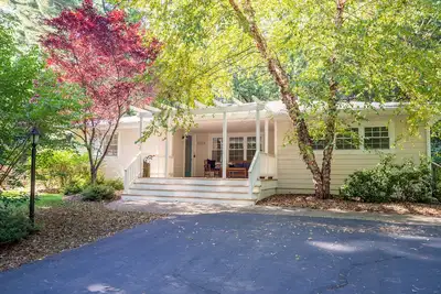 Image de Sawyer Cottage Just Steps from Warren Dunes State Beach!