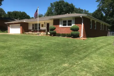 Image de Spacious, Remodeled, in a Quiet Family Oriented Neighborhood