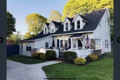 Image de Downtown Charlevoix 1882 Historical Farmhouse \/ 5 Large Br \/ Sleep 12 \/ Driveway