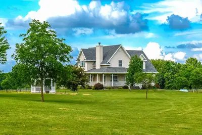 Image de Large Spacious Beautiful Country Home