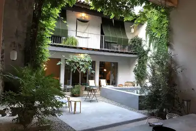 Demeure d'exception et sa dépendance avec piscine chauffée en coeur de ville