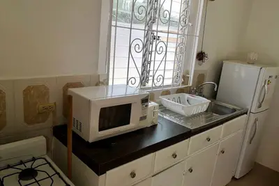 Image de Apt 4a. Large cosy one bedroom apartment within walking distance to Accra beach.