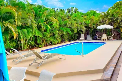 Image de Oasis! Private Suite, Heated Pool 5min to Beach, Mall, Stadum, Pga