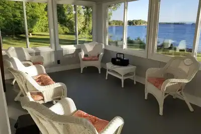 Image de Come view the Eclipse while relaxing at this lakefront home!