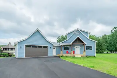 Image de Lucky Bear Lakeside | Pet Friendly, Lake, Hot Tub!