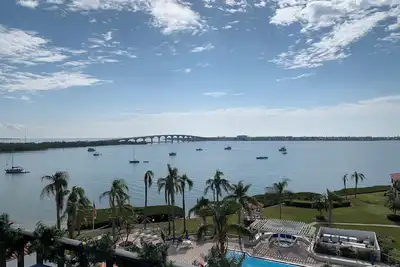 Image de Top Floor Condo with beautiful bay views!