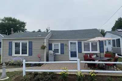 Image de Cottage by the shore  in the  quaint neighborhood of Snug Harbor