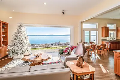 Image de Beach house no-bank waterfront 4-bedroom vacation home on Camano Island