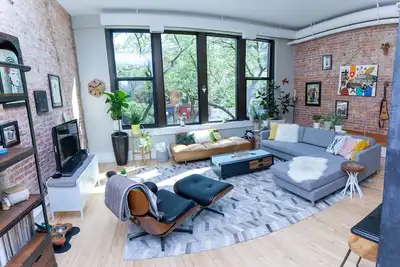 Image de Main & Liberty, Downtown Loft, 2br, 1ba, 4BDs, Free Pkg, WiFi, Ac