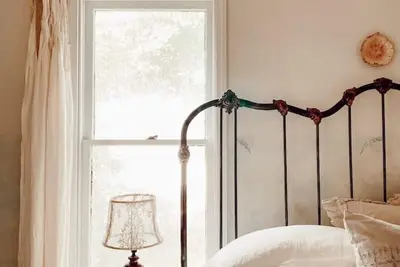 Image de Luxury linens and yummy chocolate:  lovely spaces in which enjoy a glass of wine