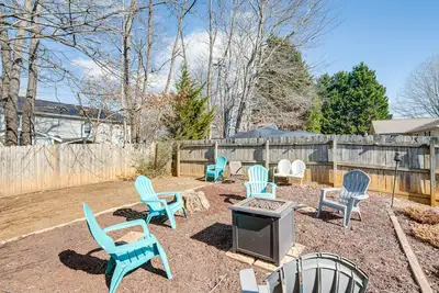 Image de Quiet Black Mountain Home w\/ Grill & Fire Pit