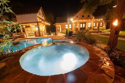 Image de Gated Acreage, 2 Blocks off Main St. Lost Creek Lodge Estate. \n9 Bd 9. 5 Ba-20 ppl