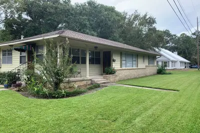 Image de A lovely family home in old O. S. area a block from beach and near downtown area.