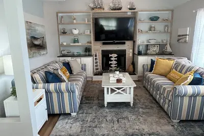 Image de Beautiful Home with a Hot Tub and Community Pool in season