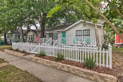 Image de Gulfport Bungalow by Jones Park/Beach Access!
