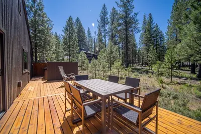Image de Fantastic Updated Sunriver Escape, Sharc Passes, Dog Friendly, Hot Tub, A/C, New Deck, and Fireplace