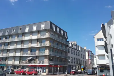 Image de Appartement lumineux avec vue panoramique sur port, mer et centre historique
