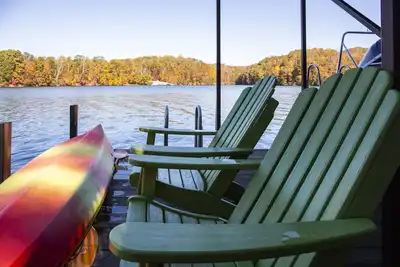 Image de A charming lakefront Lake Keowee home!