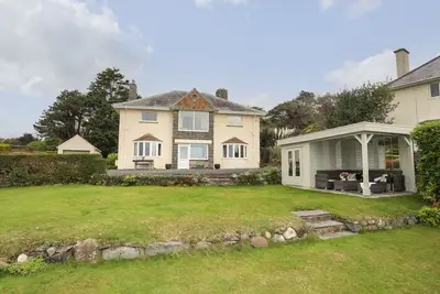 Nant Y Wyddan, family friendly, with open fire in Criccieth