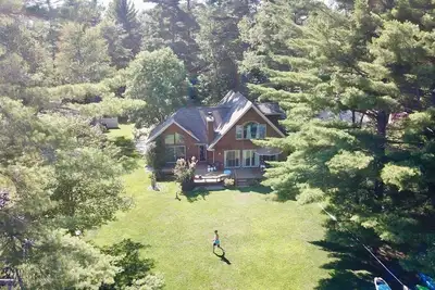 Image de Beautiful lakeside home with private beach, access to golf, skiing, shopping.