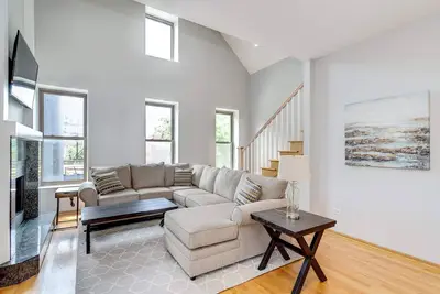 Image de 3 Flat Building Downtown - With Private Patios