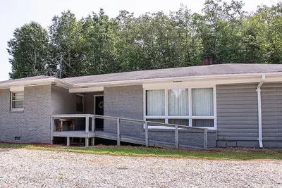 Image de Vintage with Advantages - 3 Br / 2 Bath with Gameroom - Perfect Location