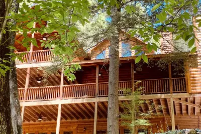 Image de Large elegant Designer mountain cabin home on River Coosawattee perfect4families