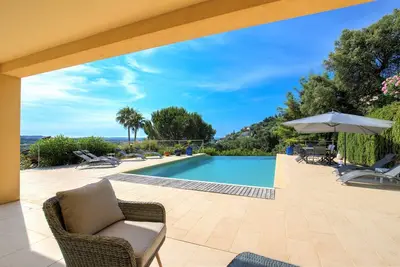 Image de Belle villa Cannes-Mandelieu \/ 8pers \/ clim\/ piscine débord\/ vue mer