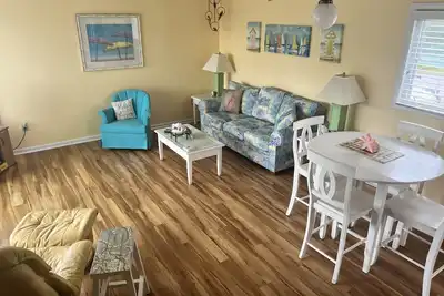 Image de \"A Lil' Nauti\" - 2 Bedroom Condo - Ocean Views, Emerald Isle, Nc