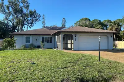 Beautiful and comfortable home with a pool - 8 minutes to Gulf beaches! ! !
