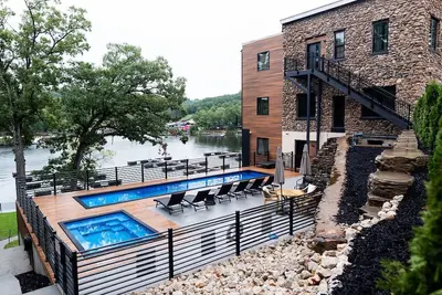 Image de Waterfront, Center of Osage Beach/ pool - 2 bedroom 2 bath Sleeps 6