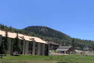 Image de Perfect Ground Level Condo for Winter and Summer -Walking Distance to Everything