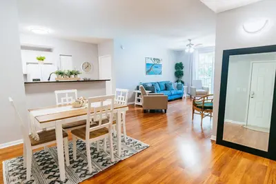 Image de Bright Modern Condo at CityPlace West Palm Beach