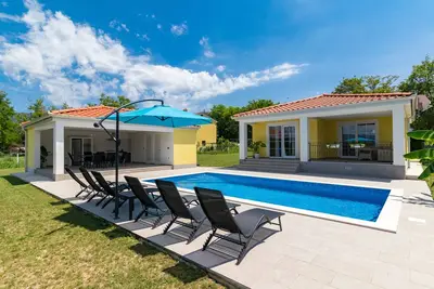 Image de Villa Mario avec piscine d'eau salée chauffée privée