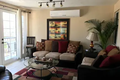 Image de Beautiful House! 5 Minutes from the airport! (2)