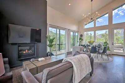 Image de Fire Pit, Deck & Mtn Views: Upscale Pine Cabin!