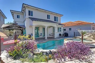 Image de Mansion in Coral Way w/ pool, jacuzzi, barbecue, in a safe neighborhood!