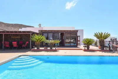 Image de Belle maison Villa La Petit avec piscine, terrasse, jardin et Wi-Fi