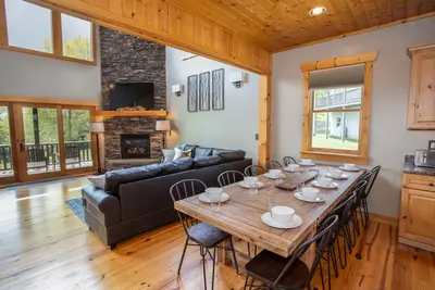 Image de Open Concept Cabin on Top of Mountain