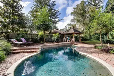 Image de Private Pool |1/2 Acre Wooded Lot |Feels Like an Authentic English Cottage |Fenced |Dogs Ok |3 Bikes