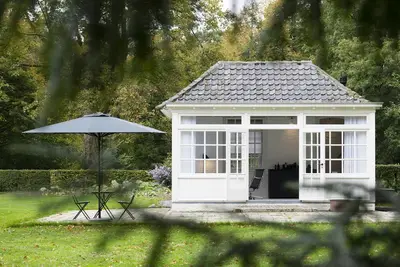 Image de Unique holiday home located in the castle garden of the White Castle estate